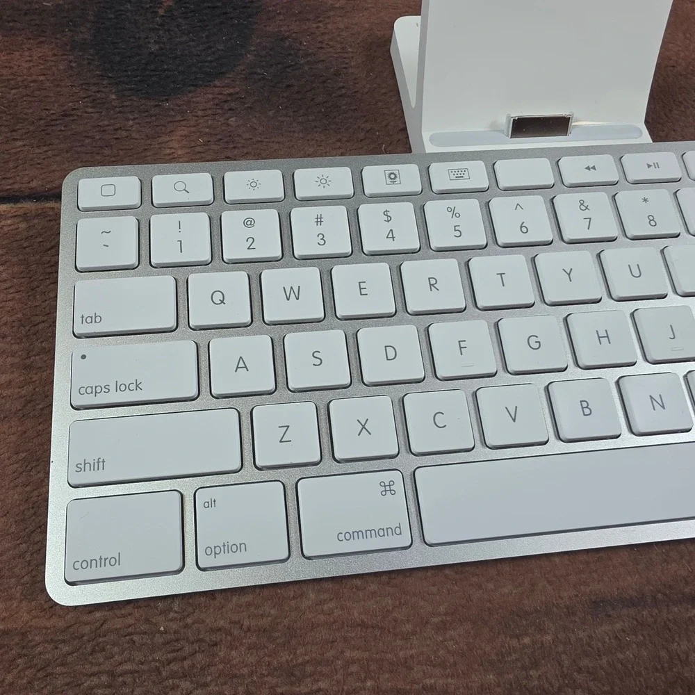 Apple iPad Keyboard Dock A1359 White Silver Good 30-Pin Connector MC359LL/A